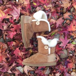 BAILEY BUTTON UGGS 🍁